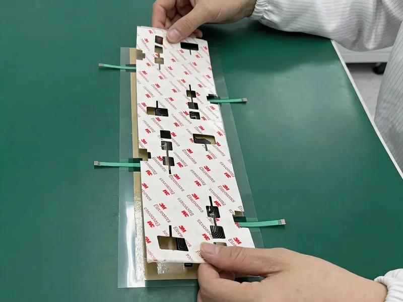 Montage von Folientastaturen mit Klebeschichten und Anschlussfahnen